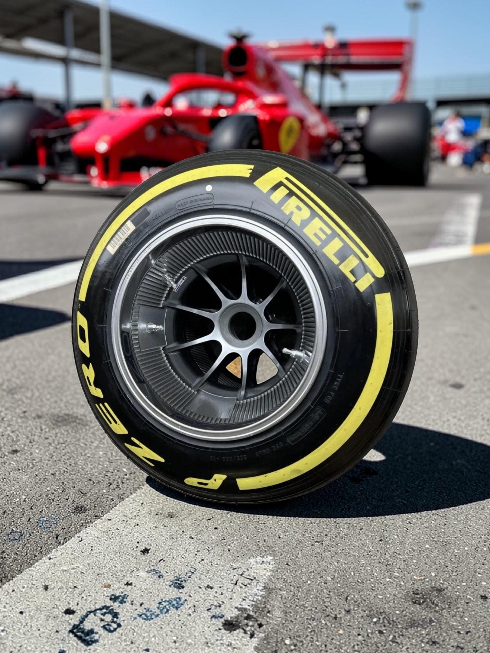 Ferrari-Inspired Chairs Set with F1i Wheel Coffee Table